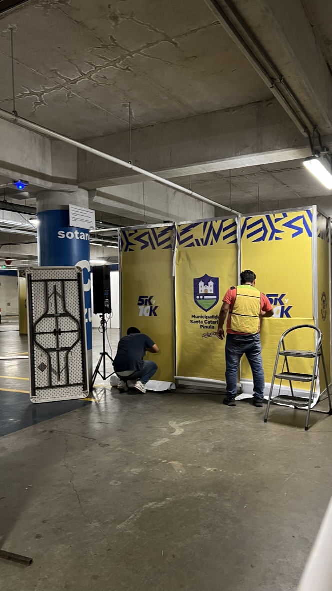 Backstage: panelería con branding completo para expos
