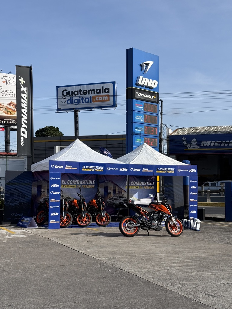 Activación y entrega de premios promoción KTM en Estaciones Uno Guatemala