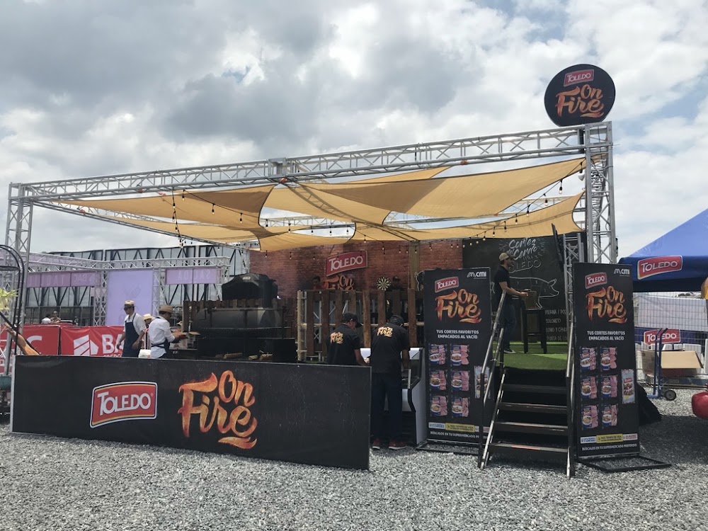 Diseño y montaje de stand Toledo para BBQ Challenge Guatemala