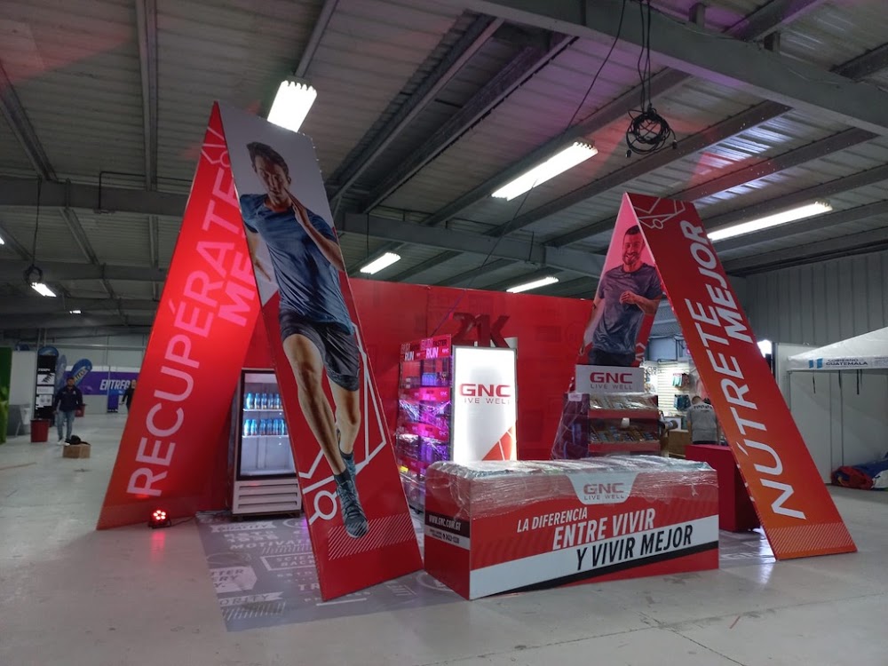 Diseño y montaje de stand GNC en Expo MaxTott Guatemala