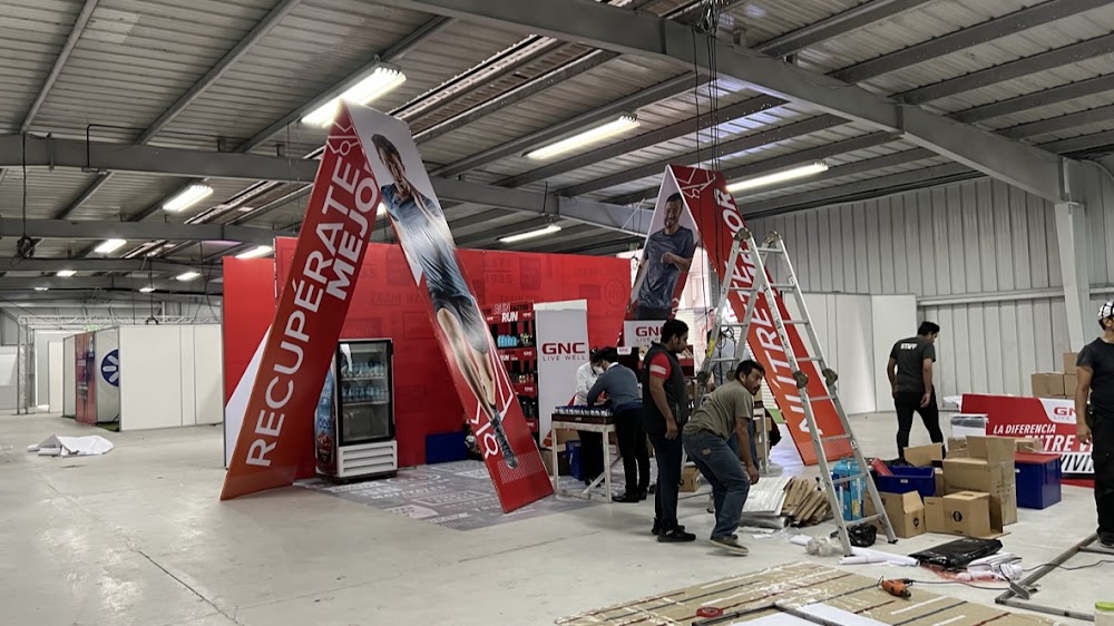 Backstage de montaje y construcción de stands para eventos en Guatemala