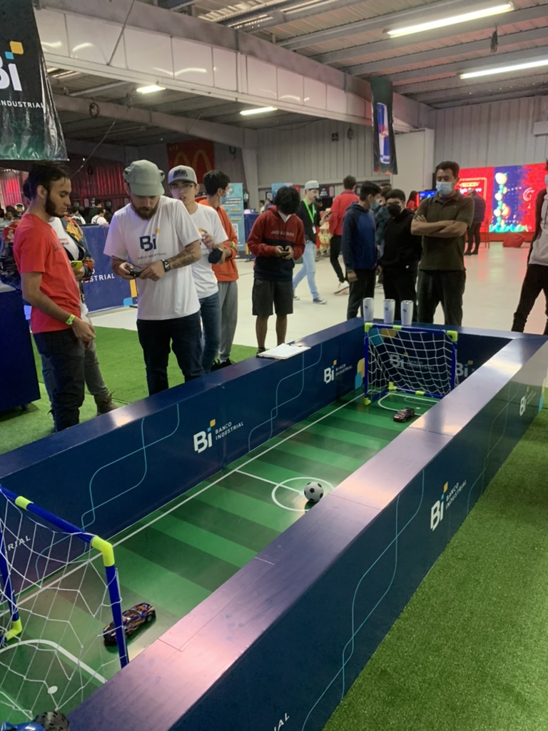 Activación interactiva con carrito a control remoto para Banco Industrial