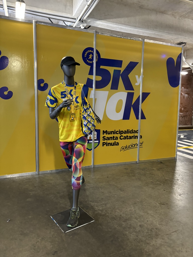 Producción deportiva de kit de corredor con modelo en expo de carrera Guatemala